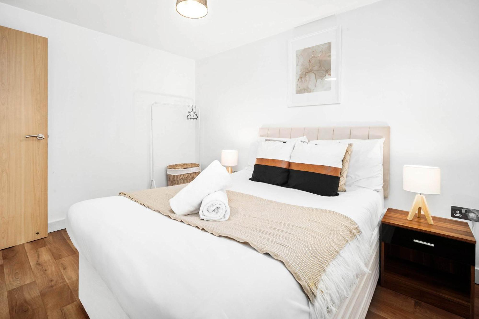 Centre - Self Contained - Private Access - Free Wifi & Netflix - Rated - 3ps * Birmingham